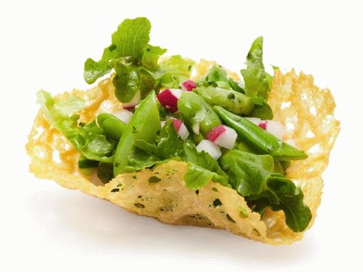 Foto Ensalada de ensalada de primavera en cestas de parmesano