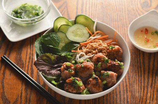 Foto de albóndigas de cerdo a la barbacoa vietnamita (Nem Nuong) con salsa de pescado
