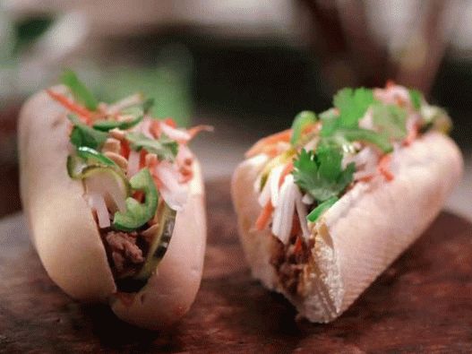 Foto sandwich vietnamita con carne picada y verduras en escabeche