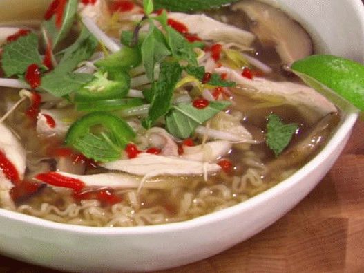 Foto de sopa vietnamita Fo Ha (sopa de fideos con pollo)