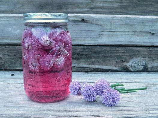 Foto Vinagre de vino sobre estragón (estragón)