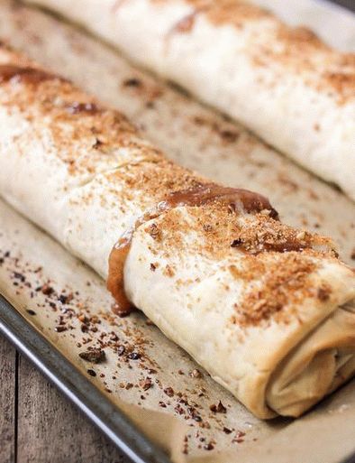 Foto de strudel de manzana de hojaldre filo