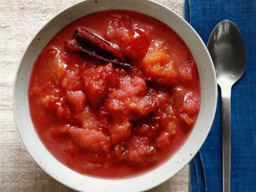 Foto de salsa de manzana y ciruela en una olla de cocción lenta