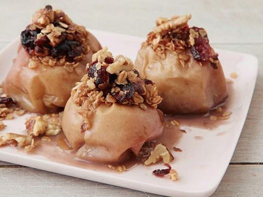 Manzanas rellenas de nueces con arándanos en una olla de cocción lenta