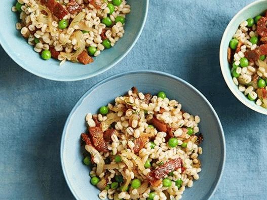 Gachas de cebada con guisantes verdes y tocino