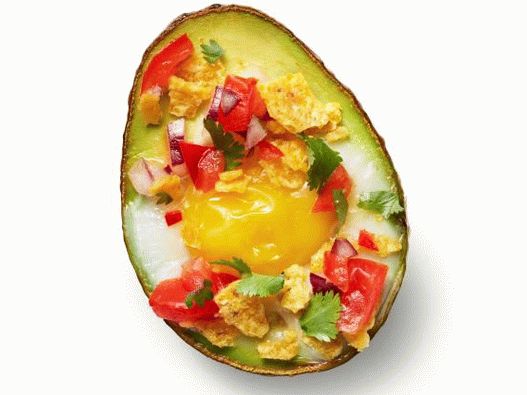Foto de huevos revueltos en aguacate