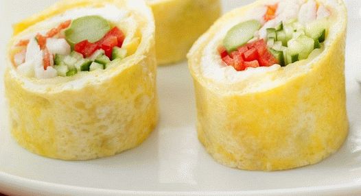 Foto Rollos de huevo con queso, palitos de cangrejo y verduras