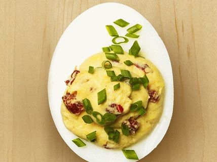 Foto de huevos rellenos de queso y pimiento