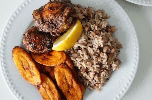 Foto almuerzo jamaicano con pollo, arroz y frijoles