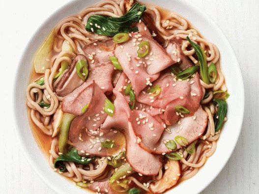 Foto sopa de fideos japonesa con carne de res