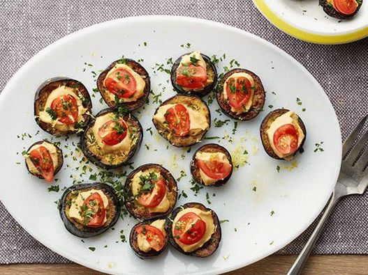 Foto aperitivo de berenjenas con hummus