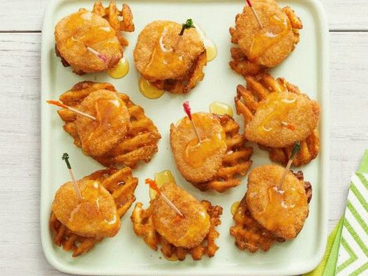 Foto aperitivo de pollo con gofres