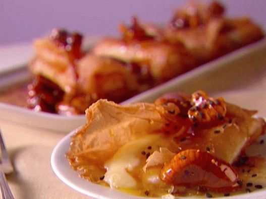 Foto aperitivo de queso mozzarella con miel e higos