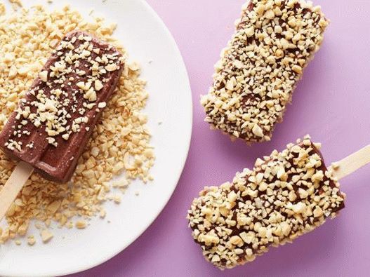 Foto de plátanos congelados con cacao en un palo