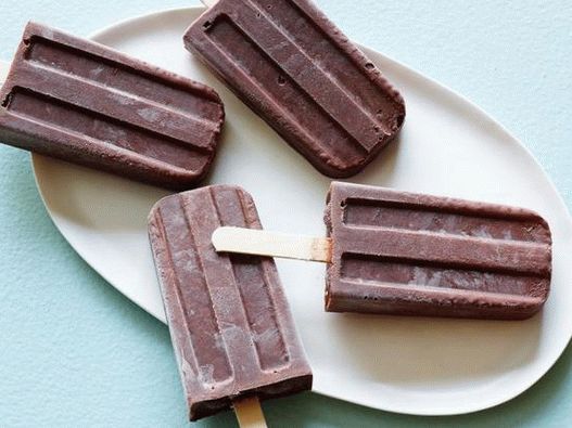 Foto de pudín de chocolate congelado con semillas de chía en un palo