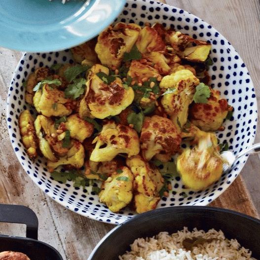 Foto de coliflor al horno estilo indio con especias