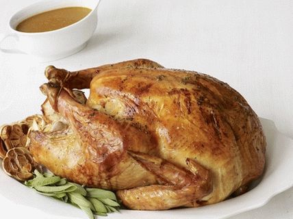 Foto de pavo al horno con ajo y manzanas