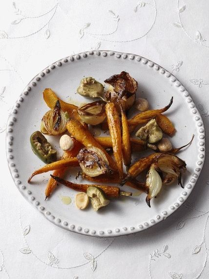 Foto Zanahorias y chalotes al horno con aceitunas y almendras