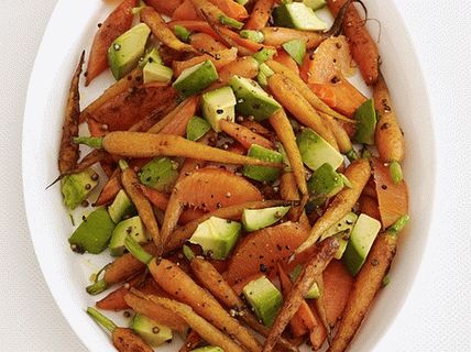 Foto de zanahorias al horno con aguacate y naranja
