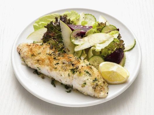 Foto de pescado al horno con remolacha y ensalada de manzana