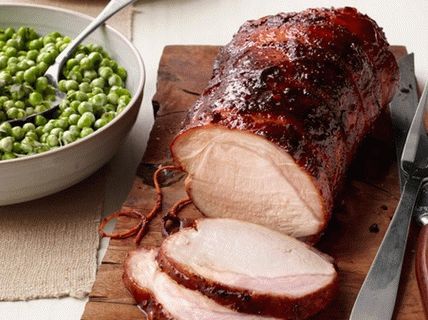 Foto Lomo de cerdo al horno con guisantes verdes