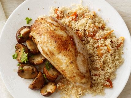Foto de pechugas de pollo al horno con champiñones y cuscús