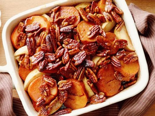 Foto batata al horno con nueces en la guinda