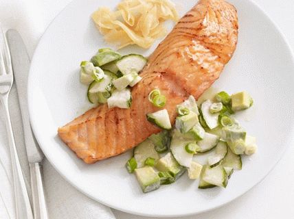 Foto de salmón al horno en glaseado de soja con una ensalada de pepinos y aguacates
