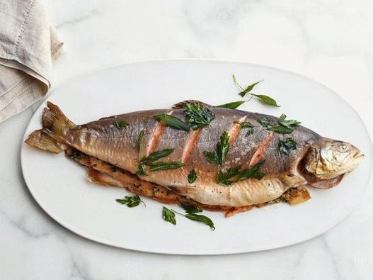 Foto al horno en el horno Arctic char con verduras