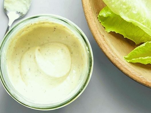 Foto aderezo para ensalada César con yogurt