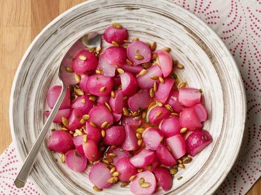 Rábano en mantequilla con miel y cebollín en el microondas