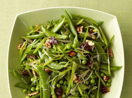 Foto guisantes verdes con dátiles y nueces