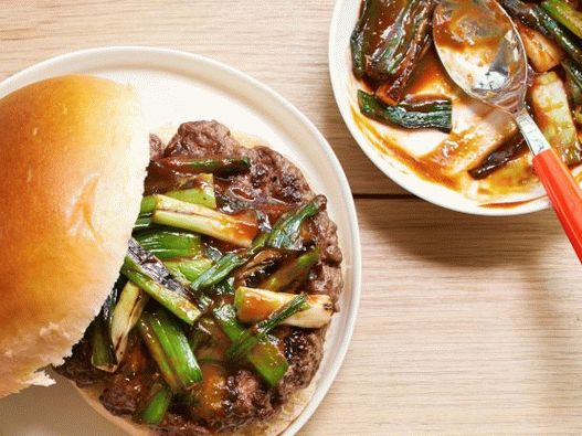 Foto de cebollas verdes a la parrilla con salsa Hoisin