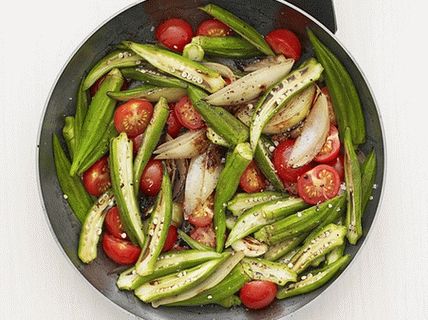 Foto de okra frita con tomates