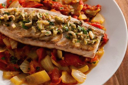 Foto de caballa frita con guarnición de hinojo