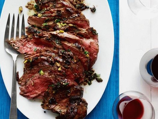 Foto pierna de cordero asada con especias y mantequilla