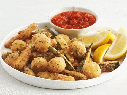 Foto de calabacín frito y mozzarella de boccini con salsa marinara