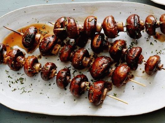 Foto de hongos fritos en brochetas