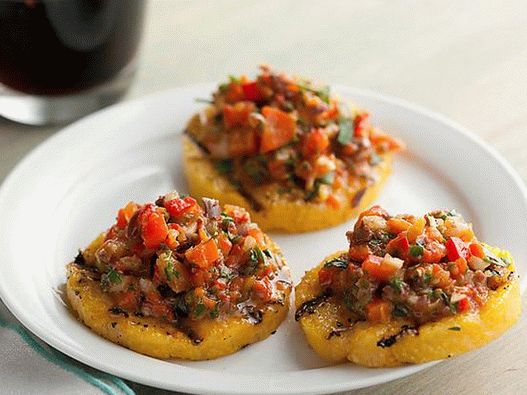 Foto de galletas de polenta fritas con salsa de pimientos al horno