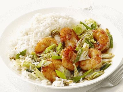 Foto de camarones fritos y col china con salsa de soja