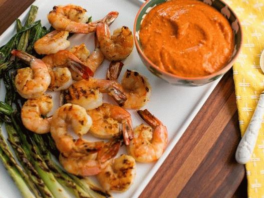 Foto camarones fritos en brochetas con salsa romesco