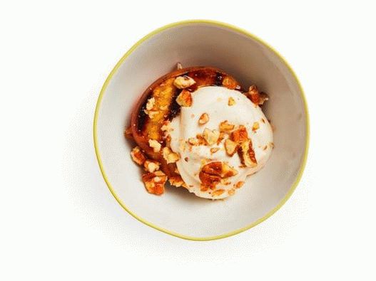 Foto de duraznos a la parrilla con crema batida