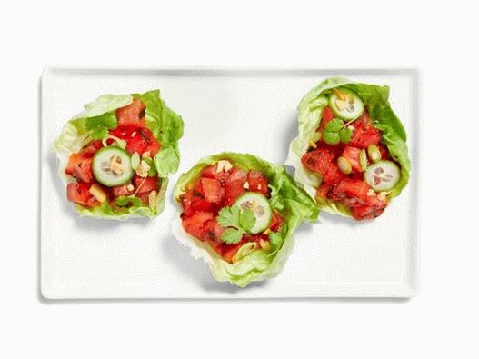 Foto de sandía a la parrilla en hojas de ensalada tailandesa