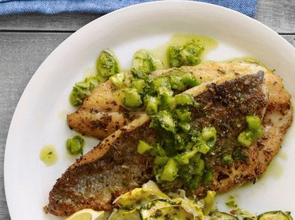 Foto de lubina asada con salsa de hierbas