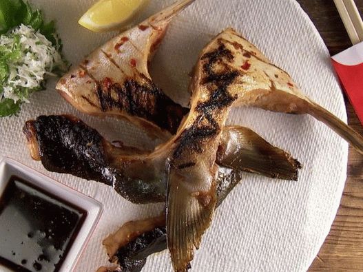 Foto de filete frito Hamachi con salsa de salsa Ponzu