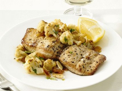 Foto Filete de pescado frito mahi-mahi con coliflor
