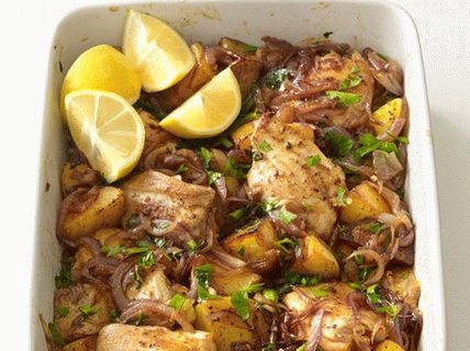 Foto de pollo asado y papas en español