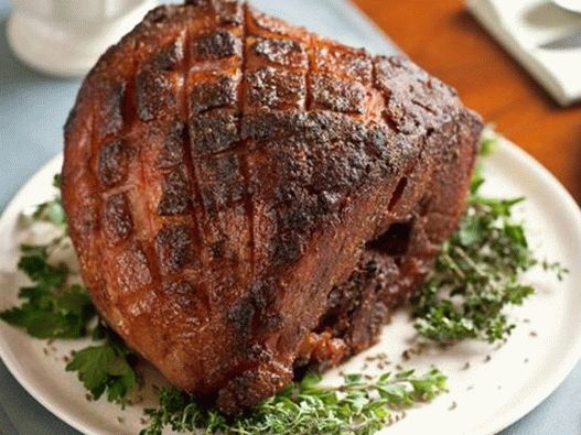 Foto de jamón asado en glaseado de miel con especias fritas