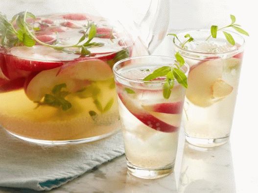 Foto sangría de perlas con duraznos blancos y estragón