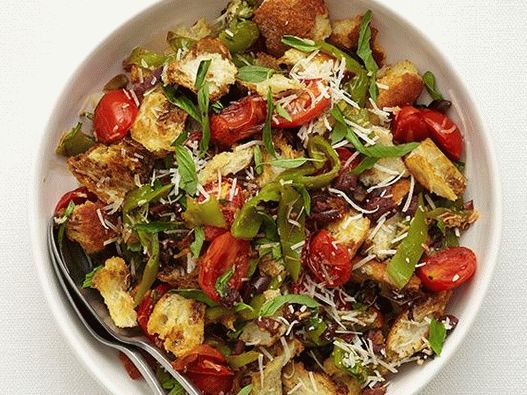 Foto Ensalada de invierno con pan, tomates y pimientos